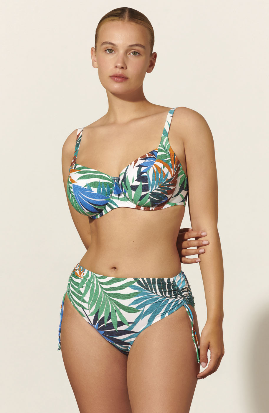 BAÑADOR ESCOTE PICO EMILY BIKINI REDUCTOR EMILY COPA D